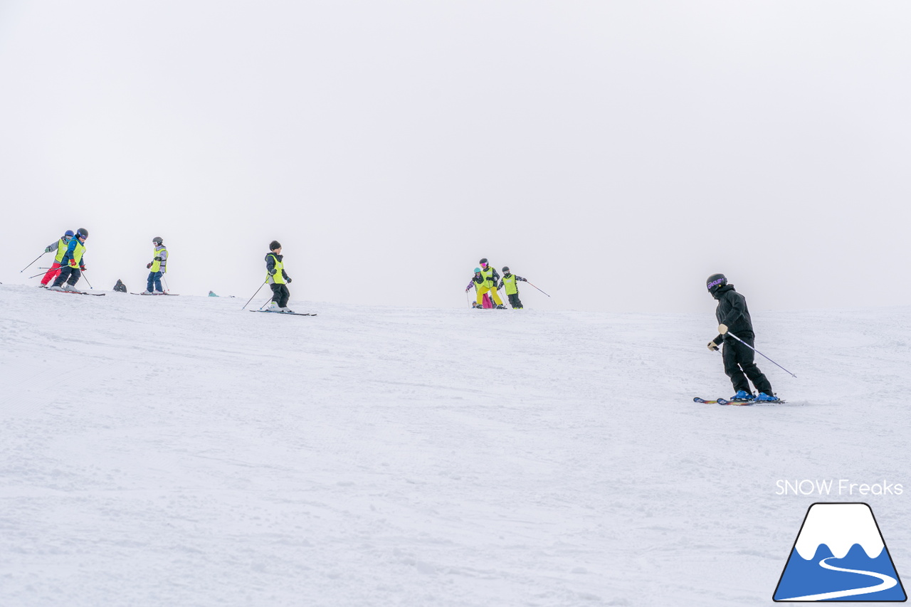 井山敬介さんと秋元日菜子さんのコンビは今年も健在！さらに、サプライズゲストも登場？！憧れのスキーヤーと一緒に雪と戯れ、『いちえ』の美味しいランチをいただく…。夢のようなイベント。めもるホールディングス presents プロスキーヤー・井山敬介さんと行く｜ダイナスティスキーリゾート